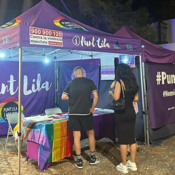 Imatge punt lila, una carpa amb dues persones interessant-se