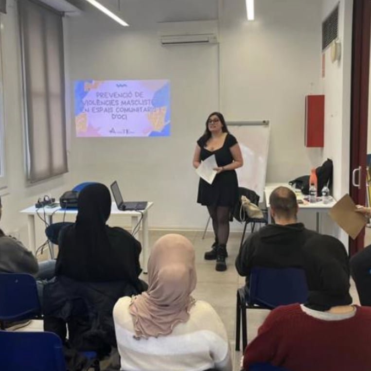 dona amb paper i pissarra