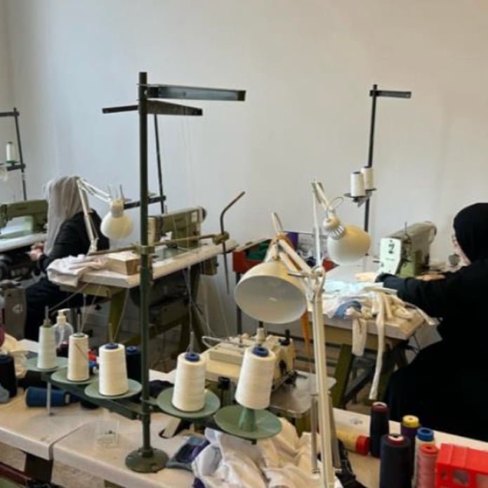 imatge de teixint esperances, on es veuen dones cosint